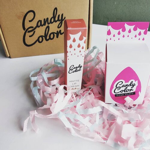 Hayooo siapa yang lagi cari beautyblender?Kenalin nih ada beautyblender baru dari @candycolorcosmetics, warnanya pink dan super lembut.Aku suka banget pakenya karena mudah buat ngeblend cream/foundie aku.Terus Candy Color pink puff ini juga washable,reuseable,plus latex free.Harga Rp.69.000,- dan kamu bisa dapetin di Shopee, Tokopedia...CandyColor Matte LipcreamShade Peach chocolate.Lipcream 3in1 yang bisa di pake buat aplikasi lip,cheek,eye.Di perkaya vitamin E , cruelty free dan non sticky formula.Aku cinta banget sama aroma coklatnya yang yummy, bikin pengen jilat beneran 🤓.Harga Rp.109.000,-Tersedia di Shopee dan Tokopedia.💜💜💜#clozetteid #clozetteidreview