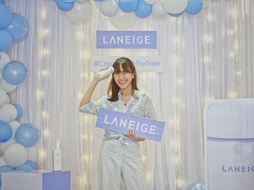 Waktu itu di event launching produk terbarunya @laneigeid yaitu Cream Skin Refiner. Skin care yang menggabungkan moisturizer (cream) dan toner dalam satu produk. Jadi bisa mengurangi beberapa tahapan skincare. Teksturnya ringan, ga lengket, cepat menyerap dan membuat kulit jadi beneran lembab. Menyengangkan ya ada skincare seperti ini 💙#ClozetteIDxLaneige #LaneigeIndonesia #CreamSkinRefiner #ClozetteID