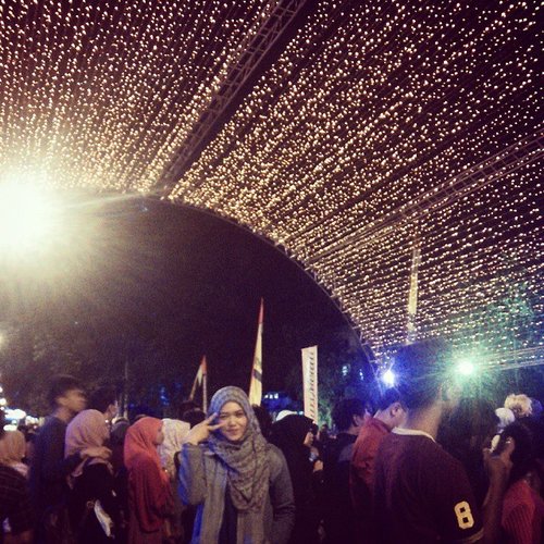 Like a sky full of stars... Love this moment of "Bandung Ca'ang" 
#miss #latepost #moment #sweet #warm #lamps #night #beautiful #classic #art #photo #clozetteid #stars #bandung #event #love #bandungcity #bandungcaang