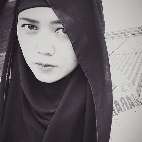 "Everything will be change.." #goodnight #bnw #hijabi #clozetteid #me #look #blacknwhite #effect