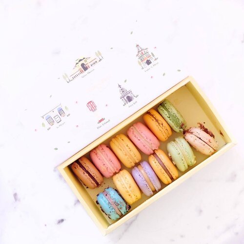 My favorite macaron from @lamaison.id . Aku beli yg 12 pcs dan box nya itu lucu bgt ilustrasinya, ada landmark2 terkenal di kota Medan 😍😍😍 So far my favorite is thai milk tea flavour.
.
.
.
#clozetteid #macarons #macaron #lamaison #lifestyle #instafood #foodporn #sweettooth #whywhiteworks #potd #picoftheday #foodstagram