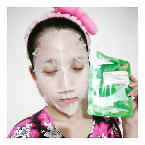 Mask sheet time! This time I use Foodholic Aloe Natural Essence Mask from @nyonyamasker to pamper my skin. It makes my skin supple and moisturized. Get your mask sheet from @nyonyamasker as they provide mask sheets from various brands. 😊😊😊..#clozetteid #clozette #rcendorse #beautybloggerid #endorse
