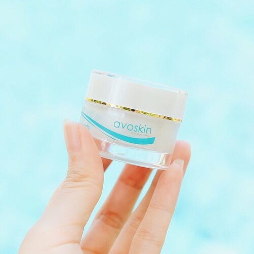 Sudah beberapa bulan terakhir ini aku memakai @avoskinbeauty Day Cream pada pagi hari sebelum melakukan aktivitas. Day Cream ini dapat membantu mengurangi dampak UV yang menyebabkan penggelapan. Wanginya juga enak dan cepat meresap. Full review soon on my blog ya 😊
.
.
.
#avoskin #avoskinbeauty #clozetteid #beautybloggerid #facecream #beautyreview #skincarereview #potd #picoftheday