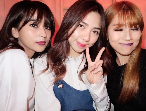 Having fun with bold lips color at @makeupforeverofficial New Artist Rouge Launching event 😍😍😍. Do you spot my ombre lips? 😚
.
.
.
#clozetteid #clozette #beautybloggerid #beautyevent #transformyourlips #selca #selfie #wefie #potd #picoftheday #hairstyle