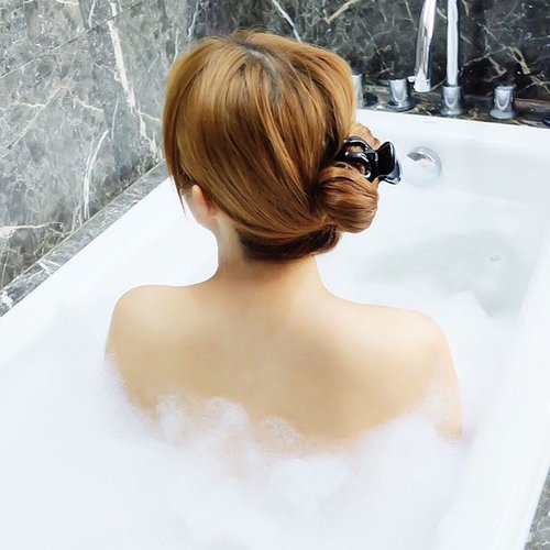 Relaxing after a long tiring day 🛀🏻
.
.
.
#clozetteid #clozette #travelgram #potd #picoftheday #instatoday #bathtime #dailypic