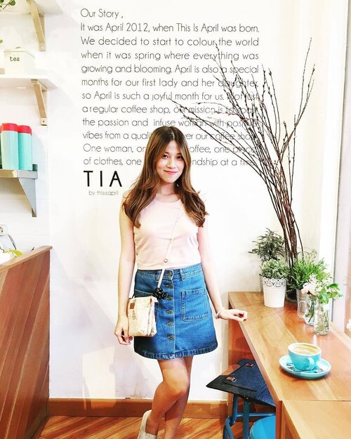 Again spending time in one of my favorite cafe 🙆🏻🌷🌷
.
.
#clozetteid #beautybloggerid #ootdindo #ootd #lookbook #potd #picoftheday #rindailylife #instatoday #portrait #kafetia #pik