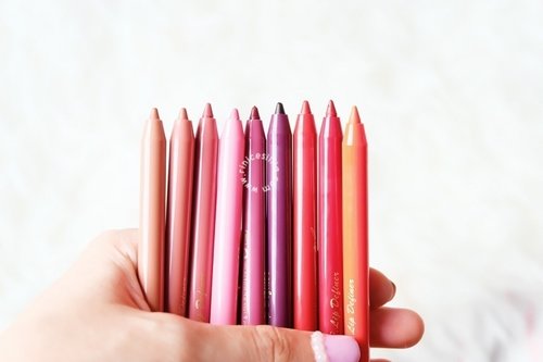 Warna-warni seperti pensil warna XD
http://bit.ly/MilleLipDefiner