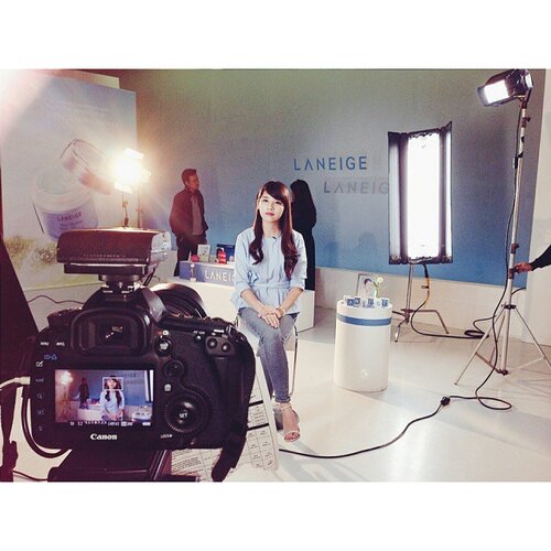 How come my face is so chubby? 😢😢😢
But still feel grateful that everything went well during shooting for @laneigeid home shopping at MNC shop. 😊🙏 #clozetteambassador #clozetteid #clozette #laneige #laneigeid #beautyblogger #potd