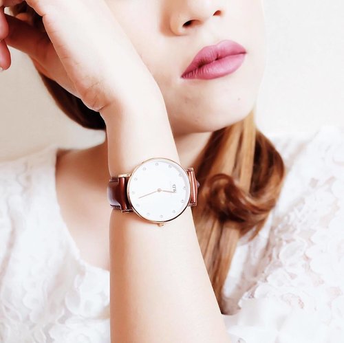 My favorite watch from @danielwellington : Classy St. Mawes 34mm Rose Gold. Super love the classic design!
_
By the way christmas is coming! Treat your loved ones with Daniel Wellington. Check out danielwellington.com and choose one watch + extra cuff/strap to get 10% off. An additional 15% discount for you if you use my code 'rinicesillia'!
From 15/11/2016 – 30/12/2016. 
_
#clozetteid #clozette #danielwellington #watch #potd #picoftheday #whywhiteworks #beautybloggerid #rcendorse #daily #photography