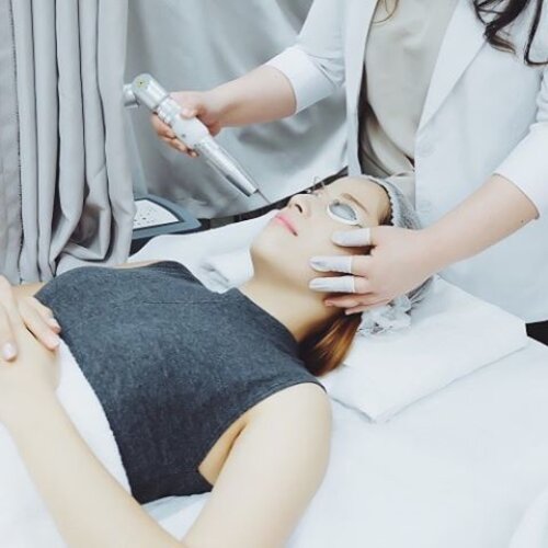 Minggu lalu aku habis nyobain Laser & Light Skin Rejuvenation di @jppskinlaserclinic dengan menggunakan produk-produk Avene. Laser yang hanya berlangsung antara 15-20 menit ini berfungsi untuk membersihkan pori-pori dan menghilangkan kotoran di wajah kita juga merangsang pembentukan collagen. You can read my full experince on blog ya 😄...#jppskinlaserclinic #beautybloggerid #clozetteid #beautytreatment #fdbeauty