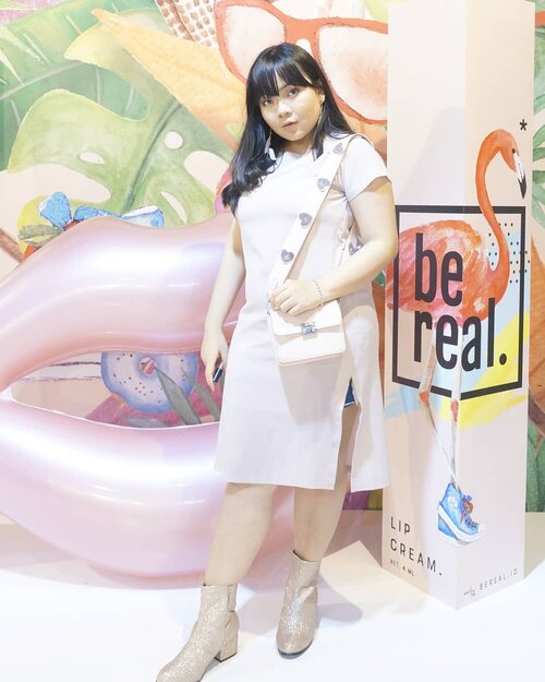 Be Real, Be Beauty.

At @BeReal.ID Exhibition 💖
di Plaza Indonesia lt.4, disana kalian bisa menemukan aneka brand local dengan beragam promo, salah satunya pembelian 2 produk Be Real akan mendapatkan diskon 20k OFF!

Akhir bulan penuh ratjun promo bukan? 🙈 Happy Shopping!

Ps. Who used shoes better, me or the flamingos?

#BeRealGirls #BeReal #Happyshopping #Pink #Flamingos #ThinkPink #PinkMood #ClozetteID #BeautyChannelID #GGrep #CGStreetStyle