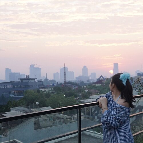 Here comes the sun 🔆Cloudy Scrunchie from @les.celle #sundayvibes #sunrise #rooftop #staycation #ClozetteID #tiaranabstaycation