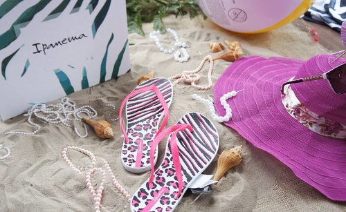 Today's spotlight 😍 
uber cute neon pink sandals from @ipanema.indonesia & @sociolla 💕🙈 #IPANENAINDONESIA #IPANEMAXSOCIOLLA
#styleblogger #vscocam #beauty #clozetteid #ulzzang  #beautyblogger #fashionpeople #fblogger #blogger #패션모델 #블로거 #스트리트스타일 #스트리트패션 #스트릿패션 #스트릿룩 #스트릿스타일 #패션블로거 #bestoftoday #style #makeupjunkie #l4l #makeup #bblogger #ootdindo #stylemagz #ggrep