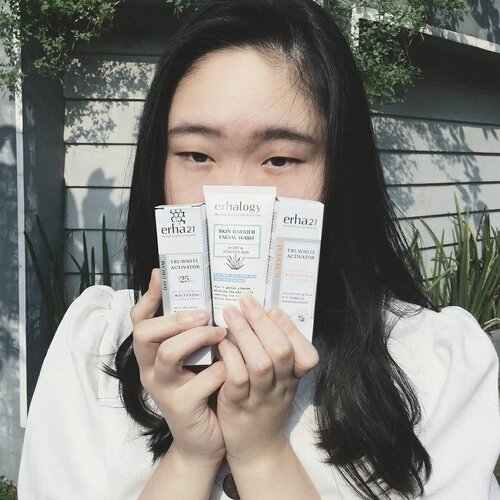 Aye mates! Full review of these three bbys is up on my blog #TheSwaggieUnicorn {click the link on my bio} and @erha.dermatology lagi ada promo ni setiap pembelian Skin Barrier Facial Wash bisa free Eternalips dengan mengisi link berikut: www.erha.co.id/skinbarrier_pr YUK mumpung abis gajian hehehee 🙈💸 Btw kalau kalian punya masalah regarding kulit & rambut bisa banget loh dateng ke Erha Clinic untuk konsult langsung dengan dokter. Info (FB/Youtube/IG/Google) website erha.co.id atau instagram @erha.dermatology 💖
•
•
•
•
•
#TruWhiteActivatorCSerum #TruWhiteActivatorDayCream #ErhaSkinBarrierFacialWash #Erha #Erhadermatology #kulitkusam #kulitwajahsehat #wajahcerah #kulitkering #kulitsensitif #clozetteid #skincare #makeup #abcommunity #skincareroutine #beautygram #abskincare #beautycommunity #asianbeauty #kbeauty #koreanbeauty #makeupjunkie #makeuplove #IDSKINCARECOMMUNITY #뷰티 #뷰티블로거 #화장품