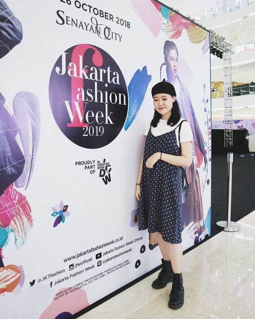 Last day of Jakarta Fashion Week 2019 (@jfwofficial) #throwback to @royal_layor_official fashion show last Sunday, great collection mucho love 🙈💕
•
•
•
#ootdmagazine @ootdmagazine #looksootd @looksmagazine #ootdindo @ootdindo #cgstreetstyle @cosmogirl_ind #ggrep #ggrepstyle @gogirlmagz #wearetothe9s @wearetothe9s 
#fashionpost #ootd #fashioninfluencer #vlogger #minimalism #clozetteid #패션 #fashion #instafashion #fashionblogger #instaootd #fashionpeople #blogger #패션모델 #블로거 #스트리트스타일 #스트리트패션 #스트릿패션 #스트릿룩 #스트릿스타일 #패션블로거
