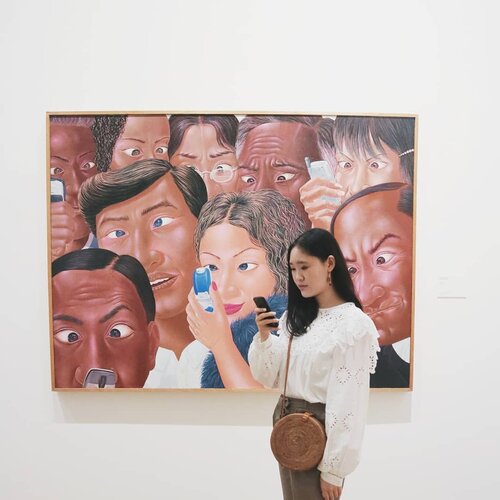 An accurate representation of society these days where we sees everything through the screen on our phone (but can't lie that's what I do as well) but don't let social medias rush you doe, no one is posting their failures 🎉💖 // 📸: @monicafebrinaa or @marsia113