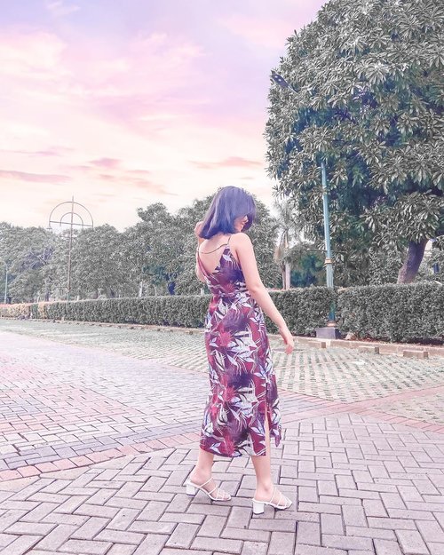 Cotton Candy Sky, Burgundy Slip Dress and  a lot of twirls.....That’s all the things to make the shot looks good. And of course some behind the scenes where i directed my sis to crouched  down💁‍♀️......#clozetteid #itselvinaaootd #shoxsquad #ootd #ootdinspiration #ootdinspo