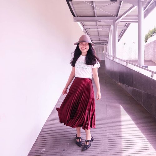 You couldn't not swing in this skirt 🙌❤️
-
Skirt and shirt by @pomelofashion 
#trypomelo #pomelocny #itsElvinaaOOTD #clozetteid #clozette #theshonetinsiders