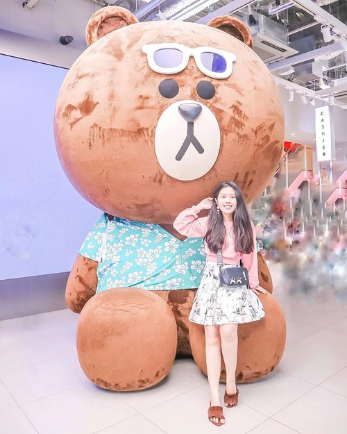 Another throwback photos with Brown the bear from LINE ! Gosh, its been awhile 🤣. My goals this week is to be more active producing content both on instagram and other platform like the shonet (on my way to 40k readers there🥰). Whats your goals this week ?
.
.
.
.
#itselvinaaootd #clozetteid #ootdfashion #ootdinspiration #ootdindonesia #lookbookindonesia #shoxsquad #theshonetinsiders