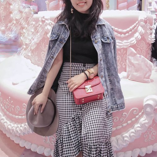 Guess who have a ton of buttercream on her skirt rn 💃🍰
.
.
.
Wearing @zaloraid bag and @macadamiahouse jacket #zalorastyleedit