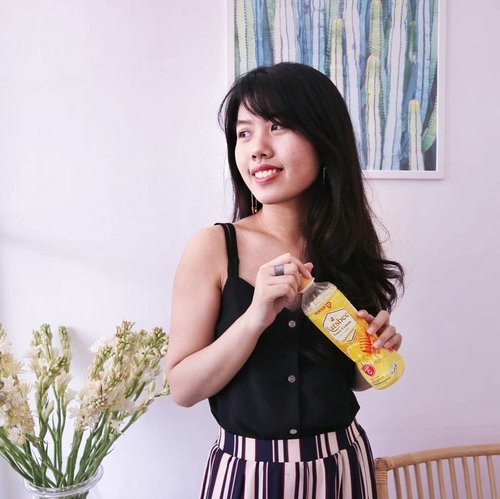 [up on the blog]🐝🍋🐝🍯 ✨As an active person living in the big city like Jakarta, its important to value our health in the midst of heat, polution and stress. One of my favorites ways to maintain my health are by consuming healthy drinks like Natsbee Honey Lemon. Love the refreshing taste and their natural ingredients. Read more on my blog about #asiktanpatoxic#natsbeehoneylemon ..My @pokka_id Natsbee Honey Lemon story are live on my blog. Read on what's i love from this drink and how important detox are for people who lived in the city like Jakarta. Link on my bio 😃🙌❤️