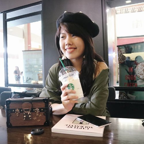Trying out some new holiday drinks from @starbucksindonesia 🙌💕. If you can't drink coffee like me, you can choose the ice blended option for your drinks 😆. This one is vanilla nougat latte in ice. ❤...#starbucks#holidaydrink #coffeeshop #restaurant #coffeeshopjakarta #café#wiw #whatiwear #outfitoftheday #lookoftheday#handsinframe #currentmood  #instalook  #fashion  #style #blogger #fashions #clozette #clozetteid
