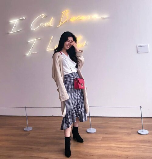 I cried because I _______ ✨
*Fill in the blank*
.
.
Wearing  @e_hyphen_world_gallery  long cardigan via @_bobobobo_  #clozetteid #clozette #bobobobo  #ootd #bobootd