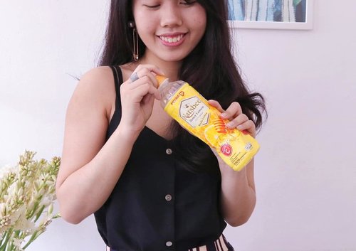[up on the blog]🐝🍋🐝🍯 ✨As an active person living in the big city like Jakarta, its important to value our health in the midst of heat, polution and stress. One of my favorites ways to maintain my health are by consuming healthy drinks like Natsbee Honey Lemon. Love the refreshing taste and their natural ingredients. Read more on my blog about #asiktanpatoxic#natsbeehoneylemon ..My @pokka_id Natsbee Honey Lemon story are live on my blog. Read on what's i love from this drink and how important detox are for people who lived in the city like Jakarta. Link on my bio 😃🙌❤️