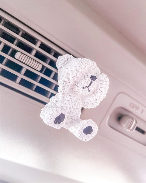 Pengharum mobil ternyata ga harus 2D ! Kemarin baru aja tau tentang Teddy Stone dari @soyree.id yang bisa berfungsi sebagai pengharum mobil dengan wangi yang enak dan smooth plus a cute decor. Mine smells like I’m in a field of lavender flower at Provence 💜. Packagingnya juga bagus, jadi super appropriate for gifts too.From #sekotakcinta project with @folkaland #bersamalokal ✨... ....  #localproduct #produklokal #localbusiness #localbrand #indonesianlocalbrand #theshonetinsiders #clozetteid #ecofriendly