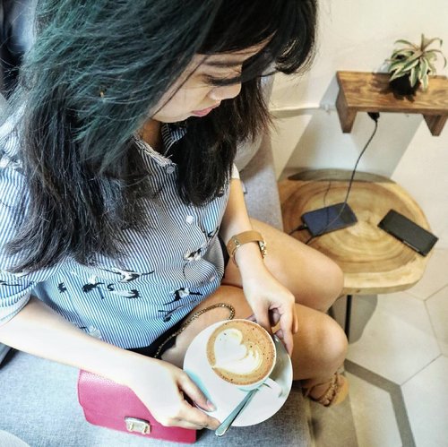 At my new favorite spots ☕
@hygge.coffee
.
.
Features @zaloraid handbags || @somethingborrowed_official watch and sandals .
.
. .
#wiw #whatiwear
#zaloraid #outfitoftheday #lookoftheday
#fashiongram #currentmood #currentlywearing #love #whatiwore #whatiworetoday #oufits #ootdshare #instafashion #fashionista #instalook  #fashion #lookbook 
#fashionblogger #ootd  #everydaylook #style #blogger #fashions #clozette #clozetteid