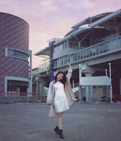 If you havent see me dance, then now you have 😳😚. This is me twirling around in a parking lot with a LRT construction in the background last weekend with i believe many eyes looking 👀. Behind this picture, i just felt so negative about a certain failure that i was recently faced. Read more about what i felt and what thinking that help me overcome it. 
Link in the bio as always.
Happy mid-week loves !