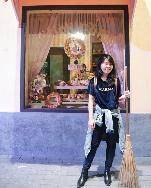 Finally posting my "Ghibli Experience" on the blog. Has been postponing the blog post way to much because ,you know, I'm a big procrastinator 😂. Head over to the blog through link on my bio to read my post 😆💕.
.
Major love for @theworldofghiblijkt for bringing the magic to J-town 🙌💞💞
.
.
Wearing Karma shirt from @stradivarius | jeans jacket from @macadamiahouse | boots from @somethingborrowed_official 💕💕💕