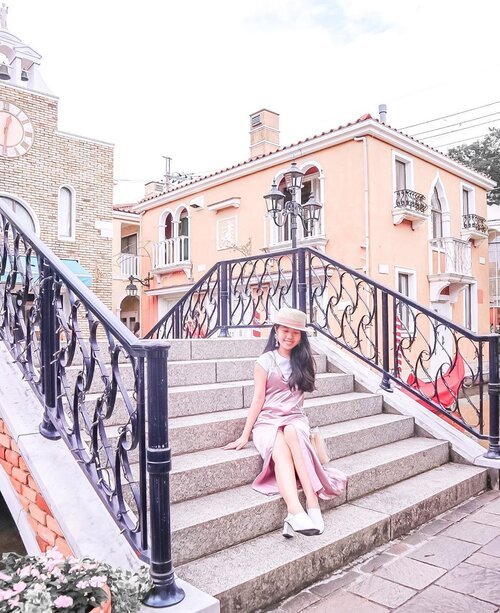 Nama : Elvina, Hobi : duduk entah dimana aja demi konten 🤣 #latepost...Another post from last year (before i chop my hair) in Tokyo. Gosh, I really miss just being out in the world 😂..Outfit deed :@avgal_collection dress, @frontrowlabel shoes via @loveandflair , and @hm summer hat. As well my favorite @yourhandsjewelry earrings via @fashionlinkgram.....#itselvinaaootd #clozetteid #ootdfashion #ootdinspiration #ootdindonesia #lookbookindonesia #shoxsquad #theshonetinsiders