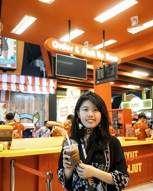 In one of insta-worthy booth from Beng-Beng at @jakartafairid 😆💕. Its super fun even though the place is pretty crowded. Here you can try their special menu like es kepal beng-beng that are super recommend and cheap. Not to mention, you can get lots and lots of product with massive promotion with special price that you can only find it here. Dont miss your chance to visit one of the biggest event in Jakarta. #JakartaFair2018 ......Disclaimer : please ignore my "beler" face, i got a surprise allergies yesterday before the event 😂😂😂