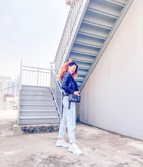 Leather jacket and ripped jeans kinda day 🌵💫
.
.
.
Tap for outfit details ✨
.
.
.
.

#itselvinaaootd #clozetteid #ootdfashion #ootdinspiration #ootdindonesia #lookbookindonesia #shoxsquad #theshonetinsiders #theshonet