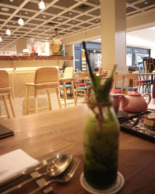 Pretty place plus one of the best spinach pineapple smoothie I've ever had 😚
.
.
.
.
.
.
#coffeeshop #restaurant #coffeeshopjakarta #café
#wiw #whatiwear #outfitoftheday #lookoftheday
#fashiongram #currentmood #currentlywearing #love #whatiwore #whatiworetoday #oufits #ootdshare #instafashion #fashionista #instalook  #fashion #lookbook 
#fashionblogger #ootd  #everydaylook #style #blogger #fashions #clozette #clozetteid