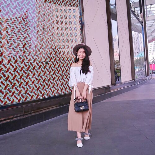 My outfits for #JFW2019 day 4 ! This time i opted for more natural color such as light brown and white. I wear white over the shoulder top with maxi skirt in light brown. To complete it, i choose a wide hat in greyish color, statement pearls earrings, classic black handbag, and sandals with checkered ribbon accent. Not really thinking much when i choose the outfit. Probably it would have been wiser to wear outer and shoes instead of sandals because the fashion tent are just too freezing.❄️❄️❄️
.
.
.
.
.
#ElvinaBlogsJFW #jfwofficialblogger #iblogjfw #JakartaFashionWeek #ootd #clozetteid #clozette