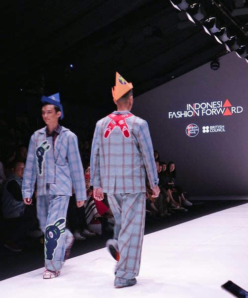 Another blogpost about #JFW2019 are up !
This time i write about @danjyohiyoji X @muklay collection titled "Versed" styled by Japanese Designer and Stylist Makoto Washizu. It was a really fun show, definitely scream "Danjyo Hiyoji" all over. It was unique and a bit mischievous.
See my full post through link on my bio ✨.
.
.
.
#ElvinaBlogsJFW
#iblogjfw #jfwofficialblogger #weareJFW #JakartaFashionWeek