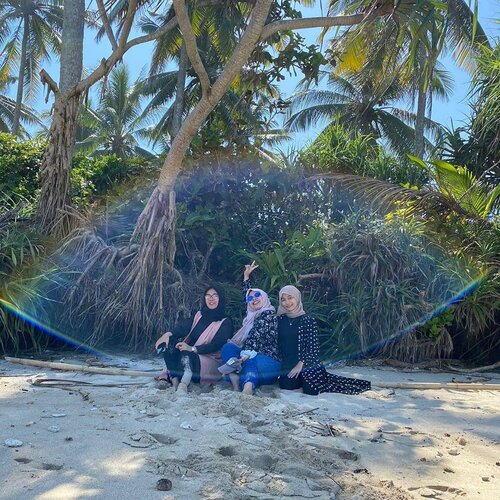 Impromtu stop at one fine morning and we discovered an underrated beach along the journey to Pagar Alam. The ocean waves were so calming that I felt alive again. Thank you for making the road trip happened 💙#clozetteid