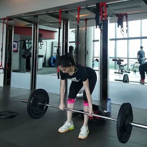 Romanian deadlift adalah salah satu compound movement (gerakan functional yg melatih banyak otot sekaligus), contohnya core, glutes, hamstring, grip strength. But mostly focus on glutes & hamstring. 
Tighten that glutes, babe! Kata @brodibalo tapi form lift-off gw masih jelek bgt tapi, kebiasaan RDL pake rak sih 😁

Workout set:
65kg, 3 set, 8-10 reps. This one was actually accidentally 65kg, pake beban ex overheadpress'nya @brodibalo . Besokannya doms sampe ke jari kaki 😫 #fitness #romaniandeadlift