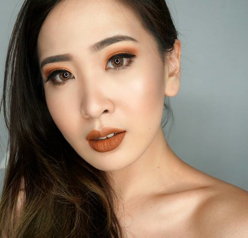 Earthy 🍁 👁: @lavielash "Scarlett"
👀: @juviasplace Masquerade Mini eyeshadow palette
💋: @rollover.reaction "Moss"

And I'm wearing new lens from @helloherlens : MBT soda brown. Look at how it makes my eyes look sooooo big and warm, totally brings the look come together👀

#helloherlensreview #helloherlenssoda