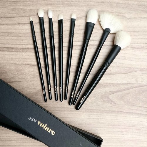 Growing my collection of @volarecosmetics brushes bit by bit. They're so goooooood and incredibly soft. 
Applying make-up has never been this comfy, I feel loved by these brushes 😊😊😍