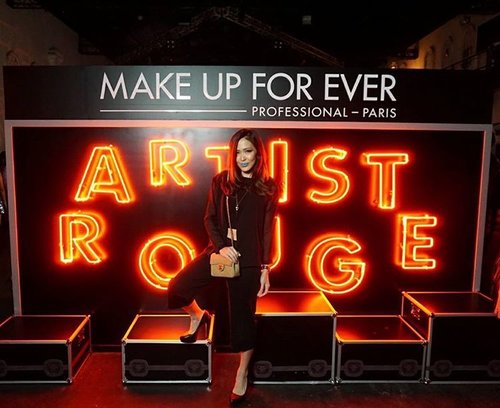 Welcoming new lipsticks in town! @makeupforeverid Artist Rouge comes in 46 new shades for us to play with. And I'm wearing one of their playful shade here, C602 Turquoise Blue. Sooo pretty and sooo comfortable!

#MYARTISTROUGE #TRANSFORMYOURLIPS #MAKEUPFOREVERID