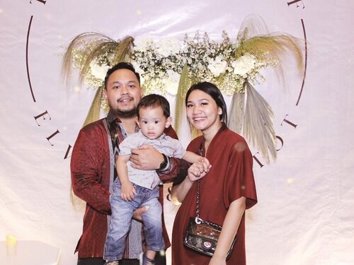 Once in a while; family portrait. Kalo ktmu temen baru di event atau di tempat lain pun banyak yg ngira akutu blm nikah apa lagi punya anak. Karena mungkin awalnya jarang posting juga, dan ya kebanyakan sih baru kenal itu pertama kali dan first impressionnya aku katanya kayak masih abg (jangan pada protes plis iyain aja) 🤣🤪✌🏻.Kenalin nih my two ❤️-#momswithcameras #familylife #momickstory#darlingweekend#clozetteid