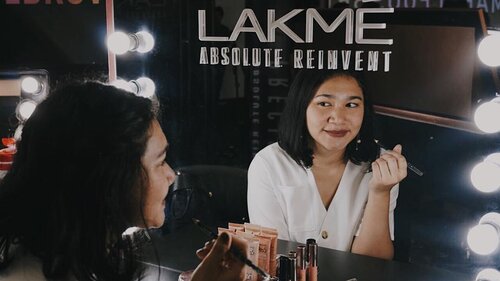 This Marble Eyebrow Kit from @lakmemakeup x @anggierassly collaboration is a very much needed eyebrow kit! Now it’s easier to create a natural eyebrow. It also comes in two shades, brown and gray marble. Love it! —#lakmexanggierassly #byebyebadbrows #marbleousbrows #stylingtrendsetters #clozetteid