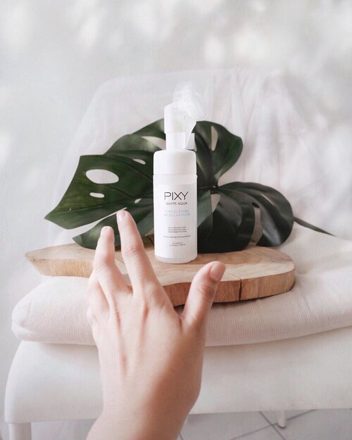 Lokal brand fave this one!____Sebelumnya udah review rangkaian Pixy white aqua ya. Nah cuma pengen kasih tau favorit dari semua adalah ini si facial washnya . Secara pakenya gampang banget gitu, ada brush yang bisa di pake pump sabun di dalam botol, terus keluar busanya tinggal gosok-gosok aja ke muka. -Cuci muka jadi simpel banget gak perlu pake brush kepisah lagi buat pijatan ke kulit muka. Wanginya enak, wangi sabun biasa gak wangi menyengat terus rasanya brushnyanitu bikin bye2 kulit mati dan kotoran. This one is not sponsored ya, karena seperti yang aku sering bilang, kalo pakai produk yang dikirimin tapi aku suka, aku akan lanjut pakai dan bakal beli lagi sendiri. -Kalo kamu lagi suka paki lokal brand apa untuk skincare? Share dong!-#ClozetteID#CelliSkindayries