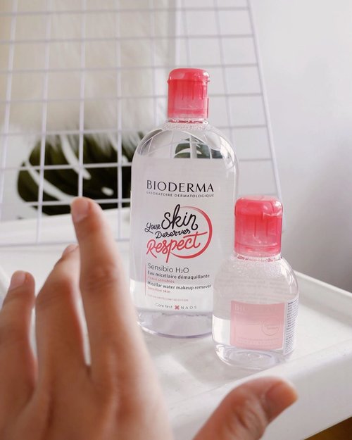 Sensibio H2O is celebrating their 25th year! Of course, most of you know this @bioderma_indonesia micellar water is one of my personal skincare. And I do believe most of you try and use this one too before. Yes?-I like how light and water based but still powerful to wipe away the dirt and makeup from our skin. Also it doesn't leave any uncomfortable feeling after. -This 25th year limited edition bottle is out for sale now, so grab while you can! ✨Also read it on my blog about the Sensabio Toniq! click the link on bio :)-@clozetteid  #25YearsAnniversary #RespectMyChoices #BiodermaIndonesia #SensibioH2O #SensibioTonique #BiodermaXClozetteIdReview #ClozetteIDReview #ClozetteID