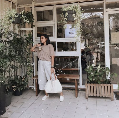 Happiness is just a quick me time with coffee in the morning. I usually prefer tea to enjoy but this coffee stall made me cheat. 🤪
-
#celliswearing 
#clozetteid 
#clozetteco 
#kopituku
