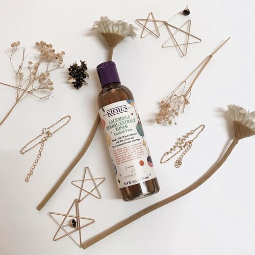 Duh secinta itu jujur sama Calendula Herbal Extract Toner dari @kiehlsid ini. Honest review ada di blog yaah. Link ada di bio tap tap yang penasaran!-Cuma mau bilang gu suka banget sama baunya dan yg bikin sensasinya fresh ada extract bunganya. Btw this cute and festive packaging is the holiday version for 2019 featuring helsinski designer @janinerewell -#Clozetteid #Kiehlsid #KiehlsHoliday #ClozetteidReview #ClozetteidxKiehls