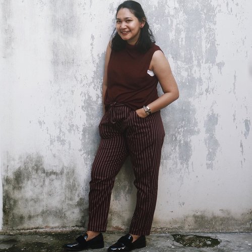 still having that preggo weight 😪. oh and wearing maroon for today's fam event, something that out of my "comfort-clothing-zone". haha! as you know my clothes consist of something more neutral than this.
📷: mr hubby. (too close darling too close!) 😓